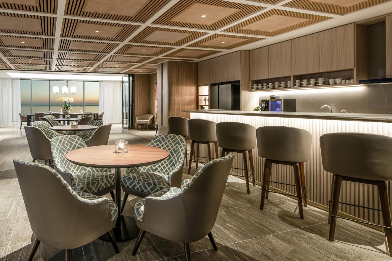 ذا جورني ريزورت هوتيل آند ريزيدنسز جورج تاون المظهر الخارجي الصورة The Club lounge at Singapore Changi Airport